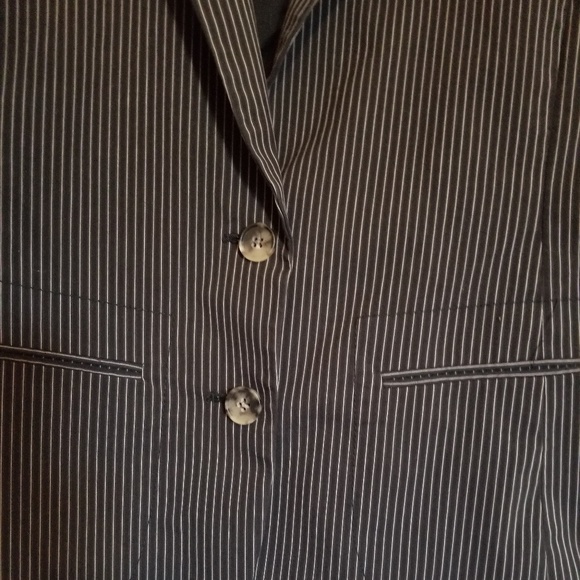 Theory coat in Excellent Used Condition. Size 4. - Picture 3 of 7